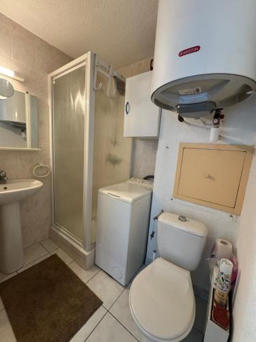 une salle de bain avec toilettes, lavabo et douche dans l'établissement L'endroit, à La Seyne-sur-Mer