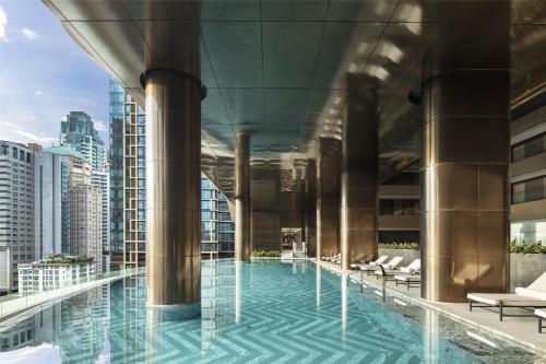 Piscine de l'établissement Sindhorn Kempinski Hotel Bangkok ou située à proximité