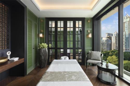 Un ou plusieurs lits dans un hébergement de l'établissement Sindhorn Kempinski Hotel Bangkok