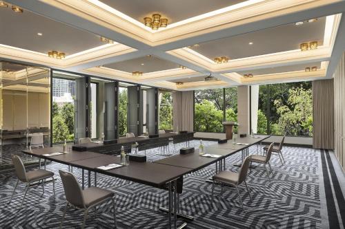 Restaurant ou autre lieu de restauration dans l'établissement Sindhorn Kempinski Hotel Bangkok