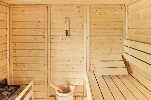 - un sauna avec une poubelle à l'intérieur dans l'établissement Country House With Pool Near Rambouillet, 40 Min From Paris, à Gambais