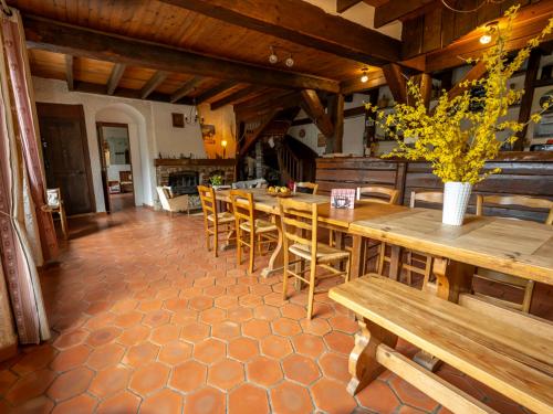 une salle à manger avec des tables et des chaises en bois dans l'établissement maison de marie, à Doussard