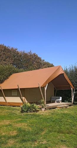 une tente au milieu d'une pelouse dans l'établissement Camping de la mer, à PloÃ©ven