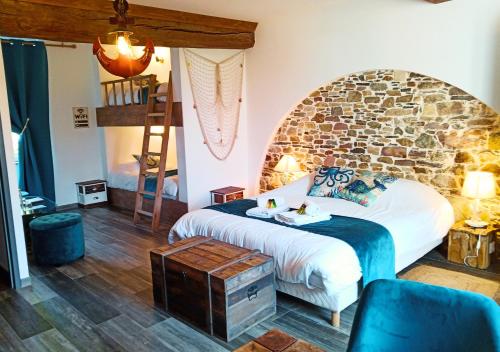 Postel nebo postele na pokoji v ubytování Domaine La Synchronicité - Gîte et Chambres d'Hôtes
