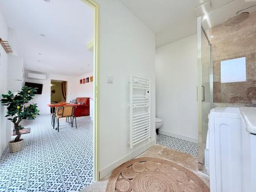 La salle de bains est pourvue d'une douche à l'italienne et de toilettes. dans l'établissement L'Entre-Rives, à Rochefort