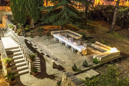 an overhead view of a table and chairs in a garden at Trapetum-Salento domus in Cursi