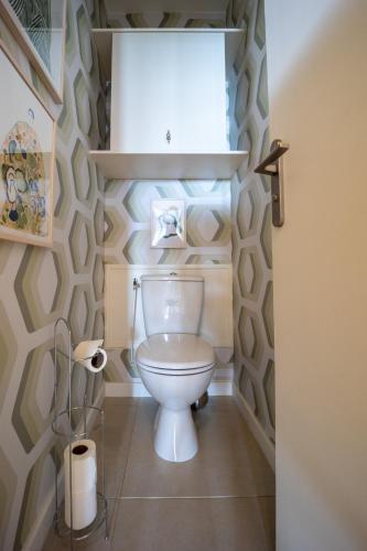 une salle de bain avec toilettes dans une chambre dans l'établissement Appartement Rénové avec Style au Cœur d'Annecy, à Annecy