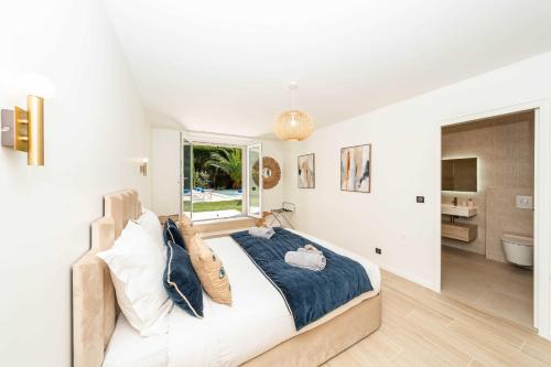 une chambre avec un grand lit et une salle de bain dans l'établissement Sumptuous villa - AC- 6BR- 12P- Cannes, à Cannes