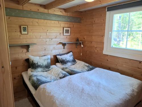 Postel nebo postele na pokoji v ubytování Fröya Timber Cottage