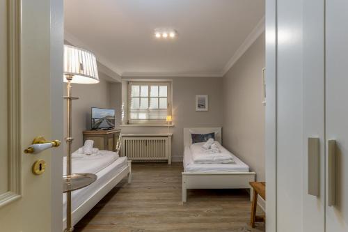 a room with two beds and a sink in it at Appartement Salzwiese in Tinnum