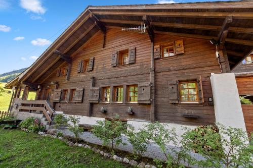 a wooden house with windows on the side of it at Famille et Nature dans un Chalet Traditionnel in Im Fang