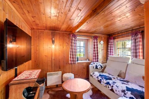 a bedroom with a bed and a table in a room at Famille et Nature dans un Chalet Traditionnel in Im Fang