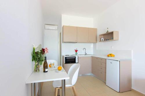 Kuchyň nebo kuchyňský kout v ubytování Creta Beachfront Apartment Β for 2 persons by MPS