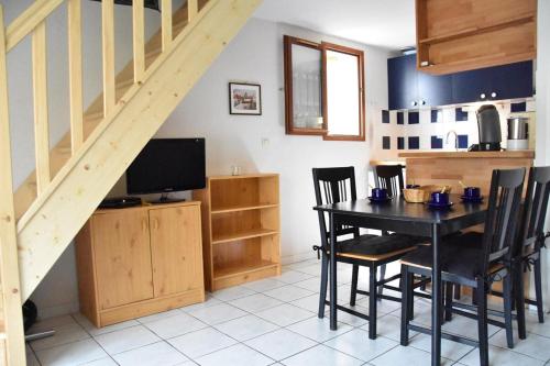 une salle à manger avec une table et des chaises et un escalier dans l'établissement Maison 3 pièces - Gruissan Ayguades AY060-075, à Vires