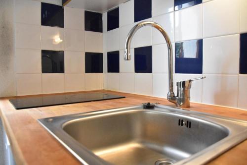 - un évier de cuisine avec un robinet dans l'établissement Maison 3 pièces - Gruissan Ayguades AY060-075, à Vires