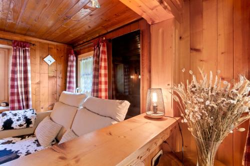 a living room with a couch and a table with a lamp at Famille et Nature dans un Chalet Traditionnel in Im Fang