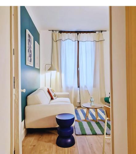 - un salon avec un canapé blanc et une fenêtre dans l'établissement Le cocon pop, à Reims