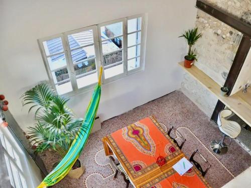 Cette chambre dispose d'un hamac et d'une table. dans l'établissement Loft a 15 minutes à pied du centre et 5 du tramway, à Montpellier