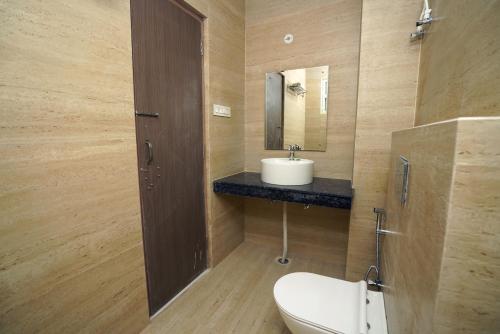 NalmathaHotel Royal Heriage的带水槽和马桶的浴室