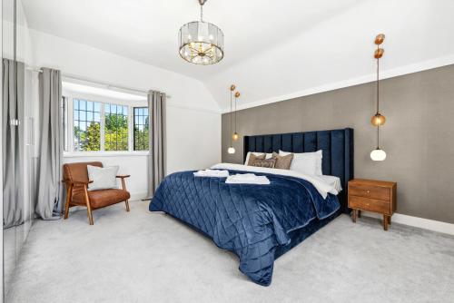 Giường trong phòng chung tại Windsor Manor - Luxury 5-bed Retreat in Solihull