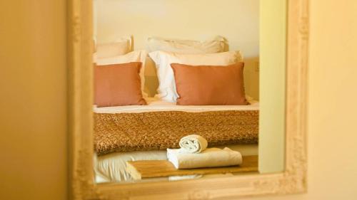 le reflet d'un lit avec des oreillers dans un miroir dans l'établissement Domaine de Gialla Bergerie Quercia, 2 pers, piscine chauffée, 10 mn plage, à Arraggio