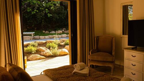 - une chambre avec une fenêtre donnant sur un jardin dans l'établissement Domaine de Gialla Bergerie Figa, 2 pers, piscine chauffée, 10 mn plage, à Arraggio