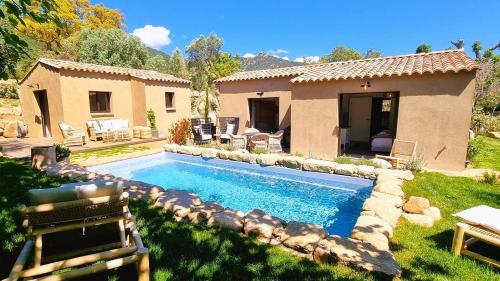 une maison avec une piscine dans la cour dans l'établissement Domaine de Gialla Bergerie Figa, 4 pers, piscine chauffée, 10 mn plage, à Arraggio