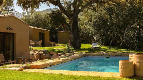 une piscine dans la cour d'une maison dans l'établissement Domaine de Gialla Bergerie Quercia, 4 pers, piscine chauffée, 10 mn plage, à Arraggio