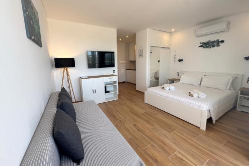 Studio on Alvor's Beach by amcf