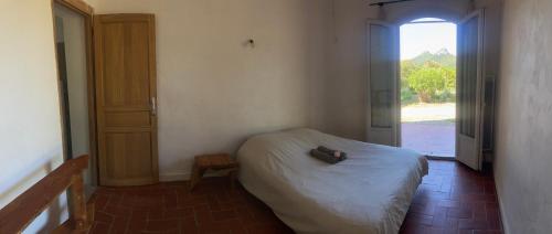 une chambre avec un lit avec un sac dessus dans l'établissement La boissiere, à Monoblet