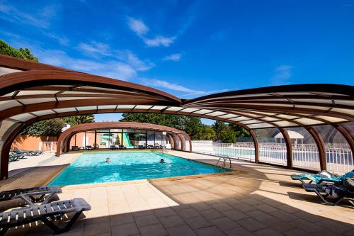 Bazén v ubytování Camping Domaine du Cros d'Auzon - Maeva nebo v jeho okolí