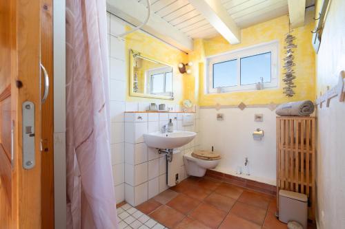 フェーマルンにあるAtempauseの洗面台とトイレ付きのバスルーム