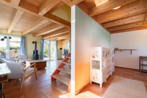 フェーマルンにあるAtempauseの木製の天井とテーブル付きのリビングルーム