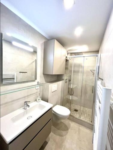 a bathroom with a toilet and a sink and a shower at Elégance & Confort, Proche place Morny, 3 Pièces, 2 Sdb, 2 WC, Balcon, Parking, Wifi ultra haut-débit, tout à pied in Deauville