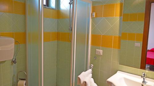 a bathroom with a shower and a sink at Splash's Rooms in Spadafora