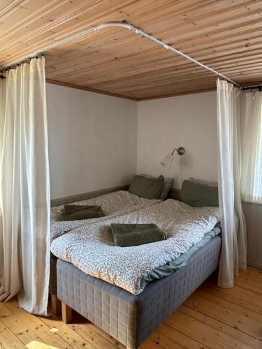 Postel nebo postele na pokoji v ubytování Sjöstugan
