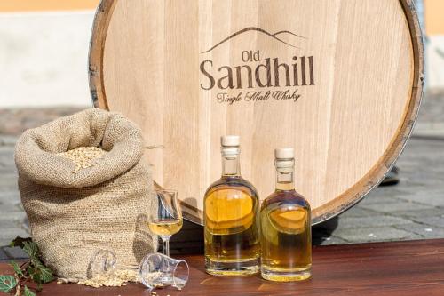 a barrel of wine and two bottles of whisky at Pension zur Postmeile in Bad Belzig