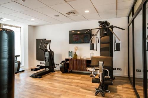 Hôtel 56 - Bordeaux Centre Gare Saint Jeanにあるフィットネスセンターまたはフィットネス設備