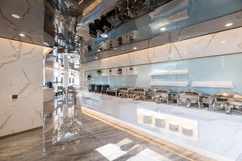 Kuchyň nebo kuchyňský kout v ubytování Atour Hotel Hangzhou Qianjiang Century City International Expo Center