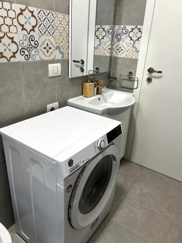 Elegant and with terrace, 15 min from Navigli and the center