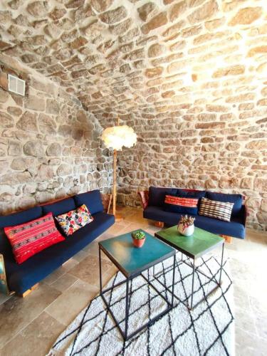 Posezení v ubytování Charming Renovated Workshop In Ardèche