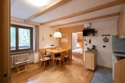 a kitchen and dining room with a table and chairs at Residence Salvan in Corvara in Badia