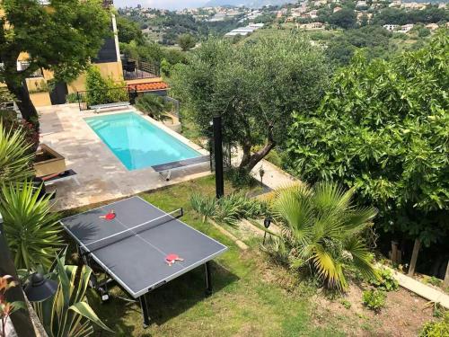 - une table de ping-pong en face de la piscine dans l'établissement Duplex In Villa With Private Pool In Nice Hills, à Nice