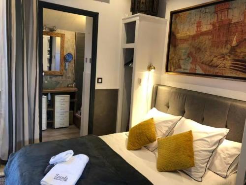 une chambre avec un lit avec deux serviettes dessus dans l'établissement Duplex In Villa With Private Pool In Nice Hills, à Nice