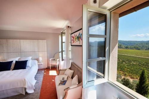 Ένα ή περισσότερα κρεβάτια σε δωμάτιο στο Historic Bastide Near Thoronet Abbey