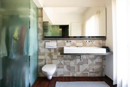 une salle de bain avec un lavabo, des toilettes et un miroir dans l'établissement Sea View Villa In The Hills Of Nice, à Nice