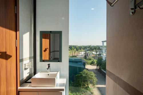 a bathroom with a sink and a mirror on the wall at Royal Boutique Hotel in Ða Phúc