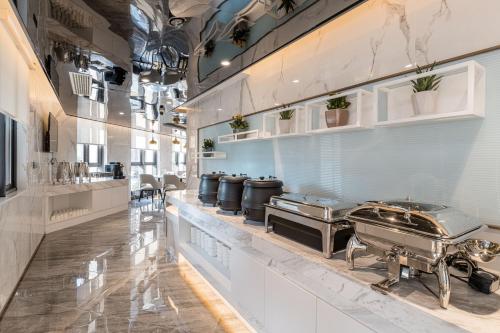 Kuchyň nebo kuchyňský kout v ubytování Atour Hotel Hangzhou Qianjiang Century City International Expo Center