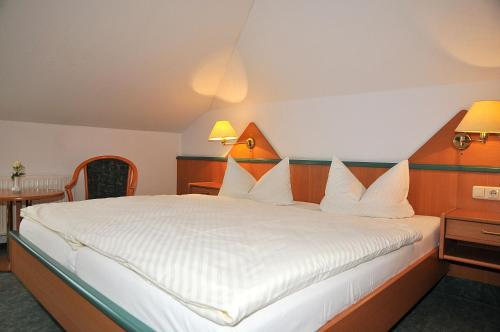 Tempat tidur dalam kamar di Hotel Friesen