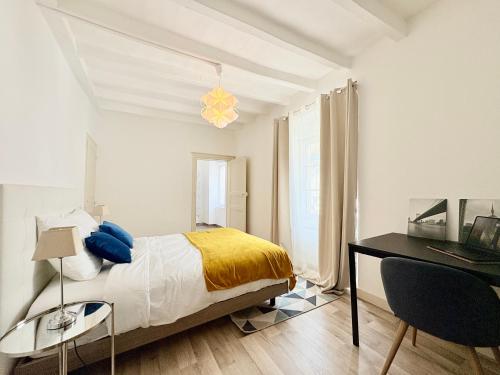 une chambre blanche avec un lit et un bureau dans l'établissement Hypercentre - 2 chambres - proche commerces, à Cholet